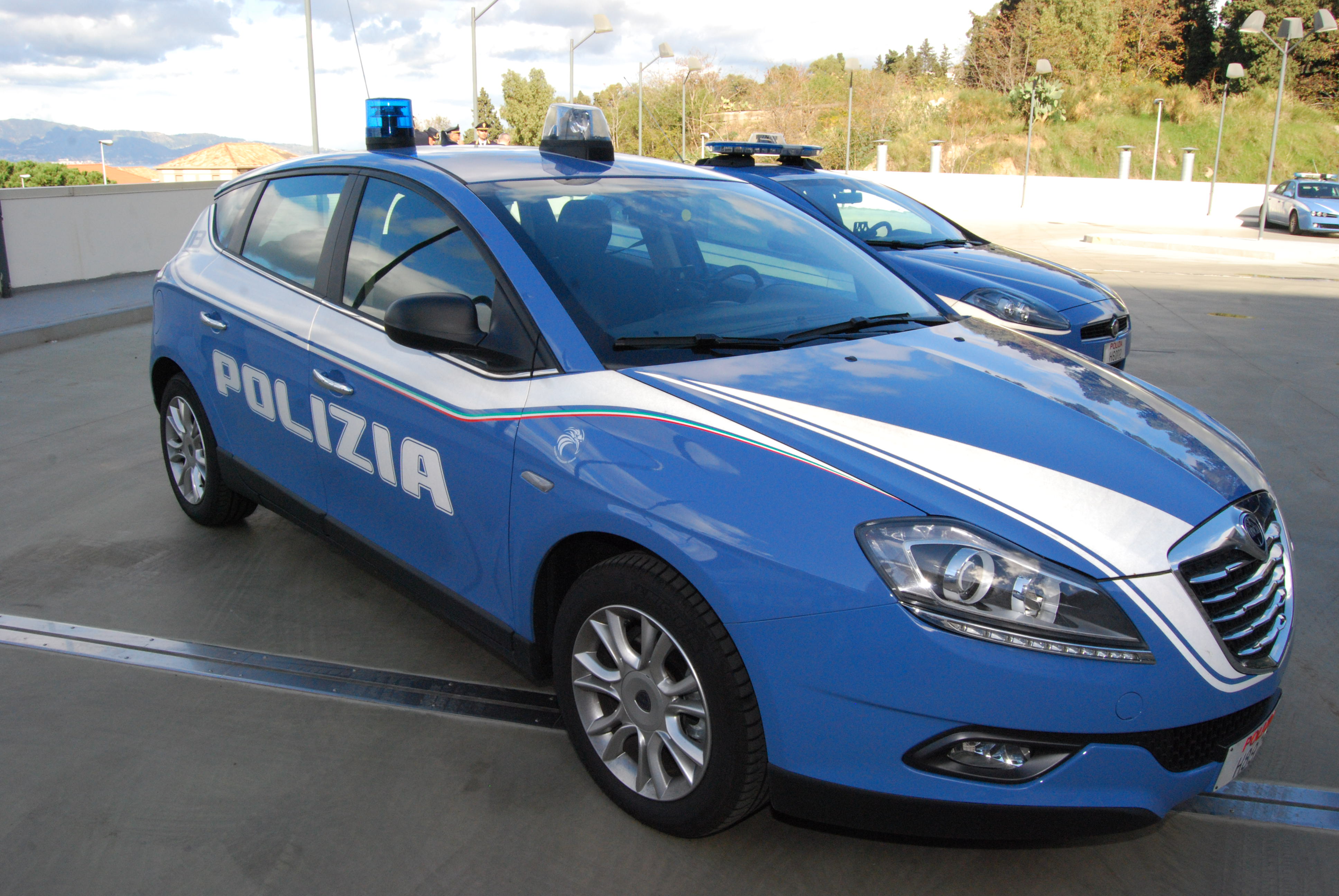 Anche in Calabria la nuova livrea delle auto della Polizia di