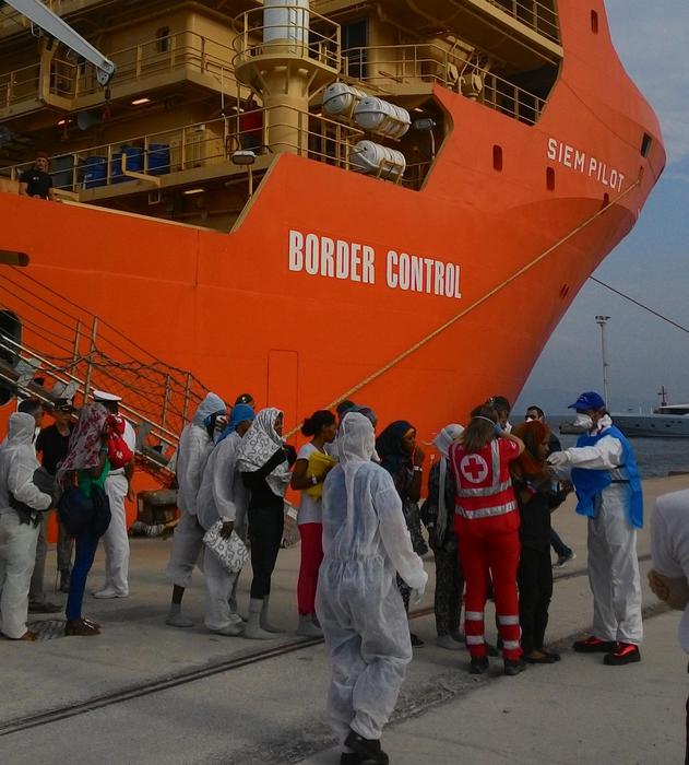Migranti giunti nel porto Reggio Calabria
