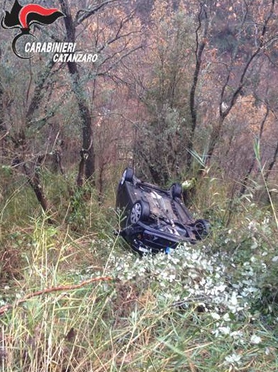 Martirano (CZ) – Carabinieri salvano una donna precipitata con auto in un dirupo (FOTO)
