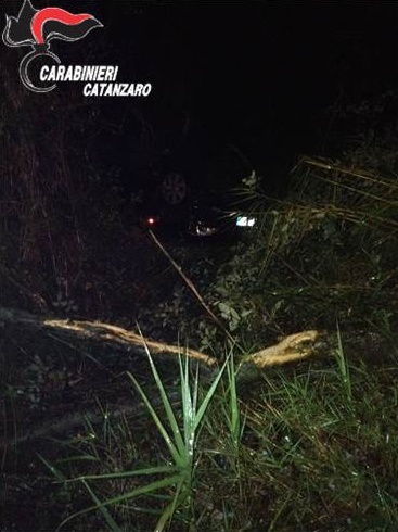 Foto auto ribaltata 2