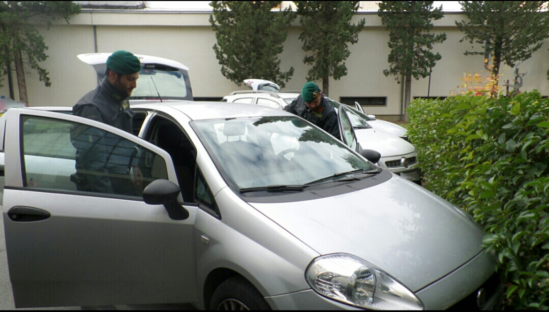 Cosenza – Gdf sequestra 14 automobili