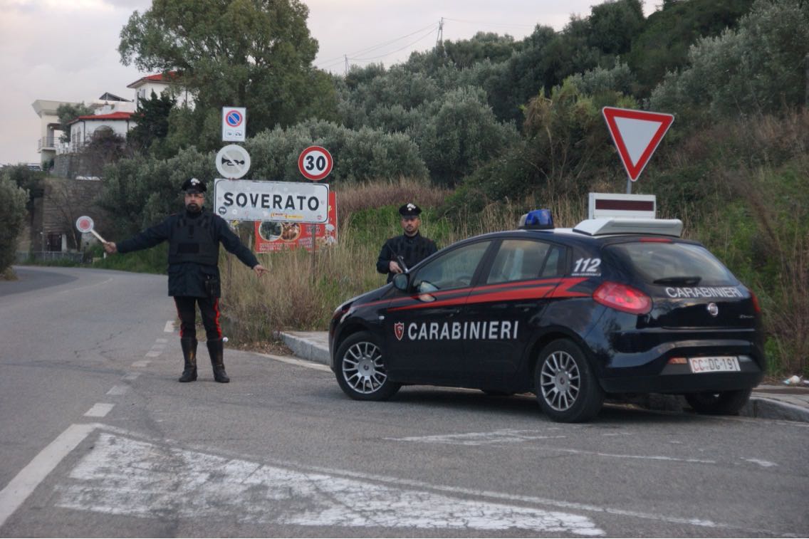 Attende la ex fidanzata con un coltello in tasca, arrestato 36enne