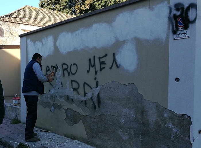 Scritta su muro vescovado Locri