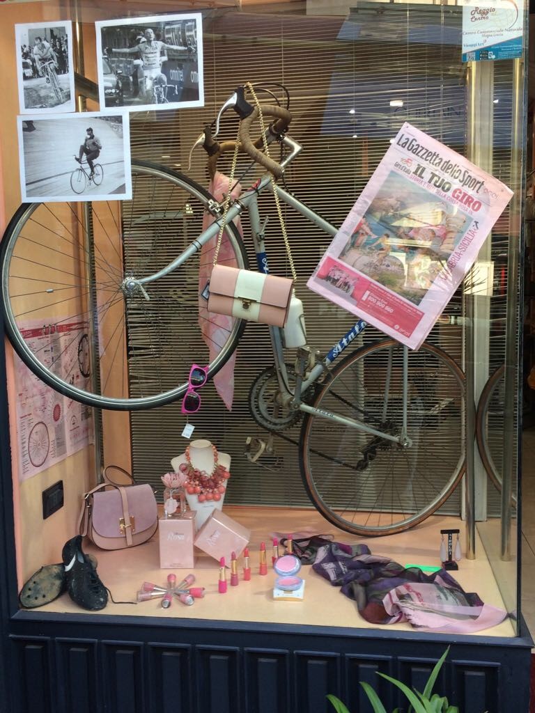 Tappa reggina per il Giro d'Italia, "Vetrine in Rosa" per i negozi del centro storico