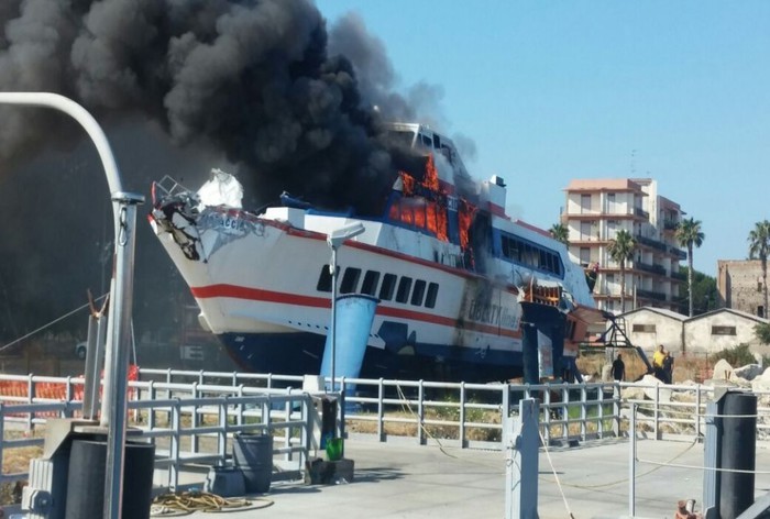 Aliscafo in fiamme nel porto di Milazzo