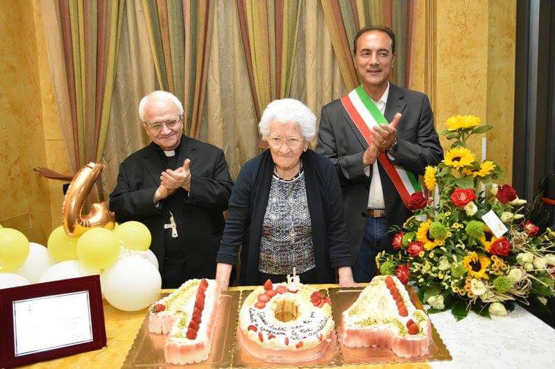 Nonna Maria Antonia festeggia 104 anni con i suoi 44 nipoti tra grandi e piccini