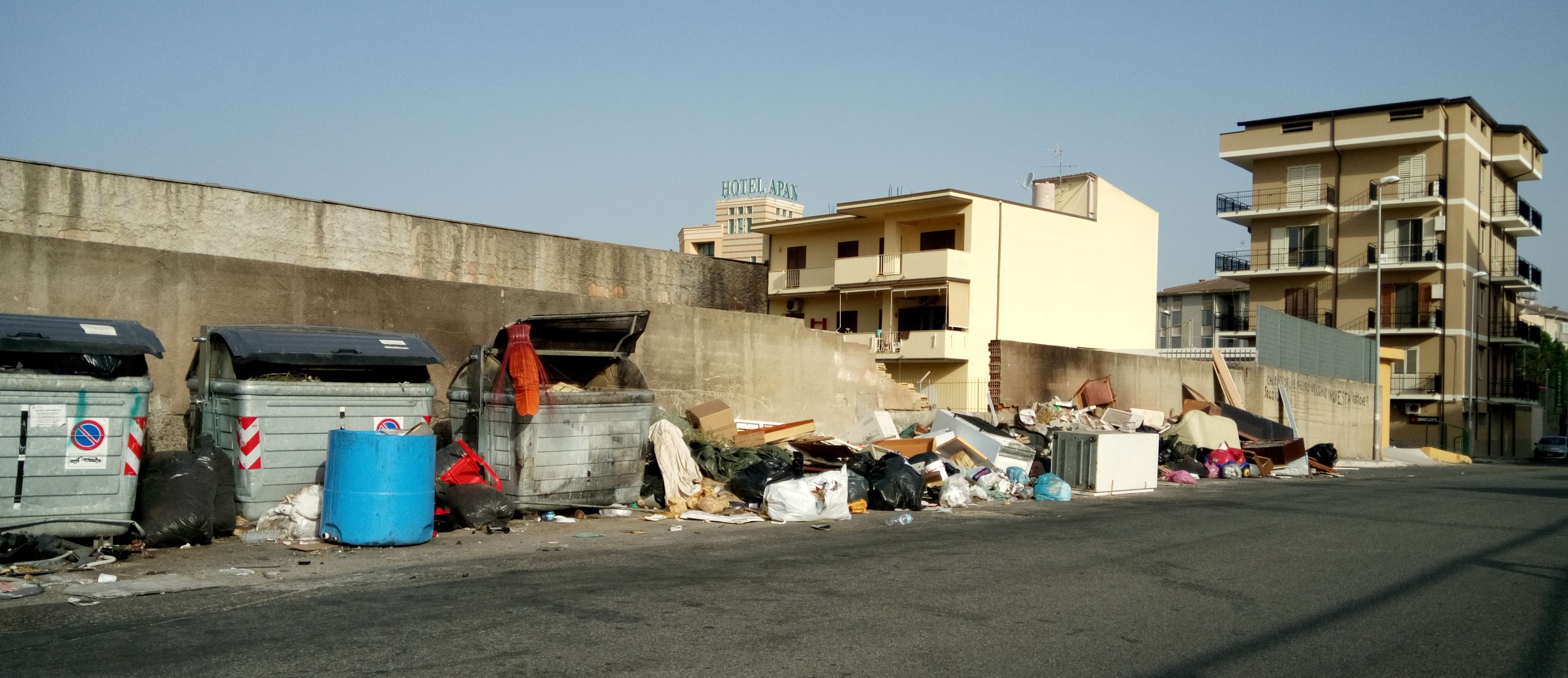 Reggio – Discarica abusiva di Ciccarello: i ‘soliti ignoti’ in azione (FOTO)