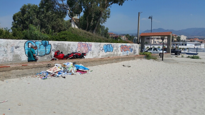 Reggio Calabria – “Spiaggia di Catona: le micro discariche di rifiuti in spiaggia”
