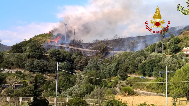 Catanzaro - Incendio in bosco a Piterà: evacuate case