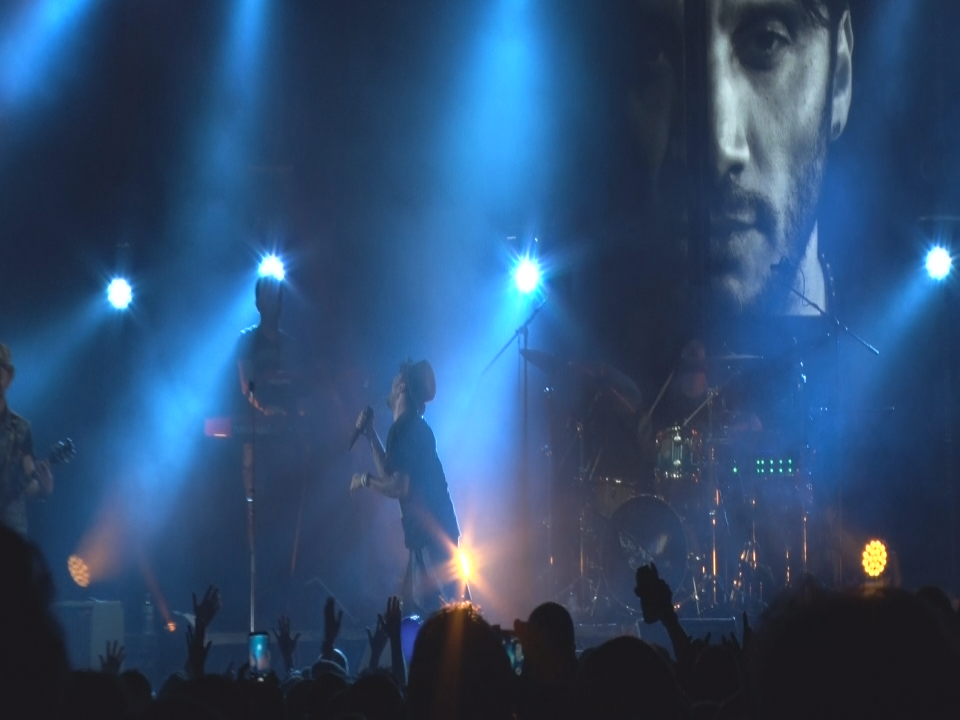 Reggio – Fabrizio Moro strega Piazza del Popolo che gli urla: “Portami via”