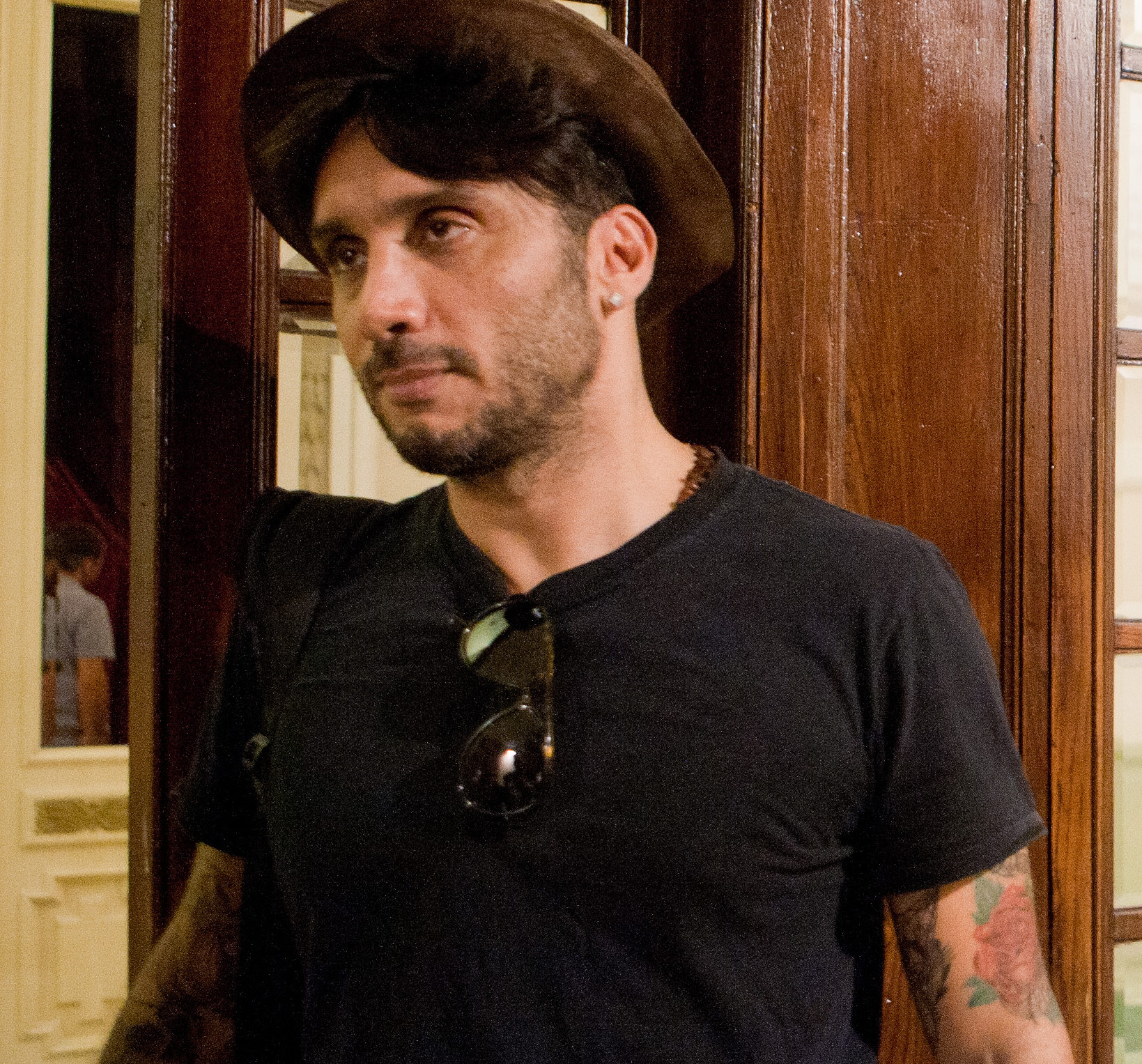 Reggio – Fabrizio Moro strega Piazza del Popolo che gli urla: “Portami via”