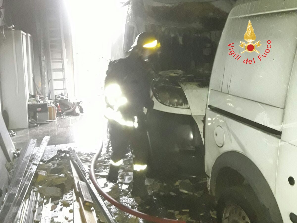 Lamezia Terme (CZ) - Incendio magazzino della ditta Illumilab