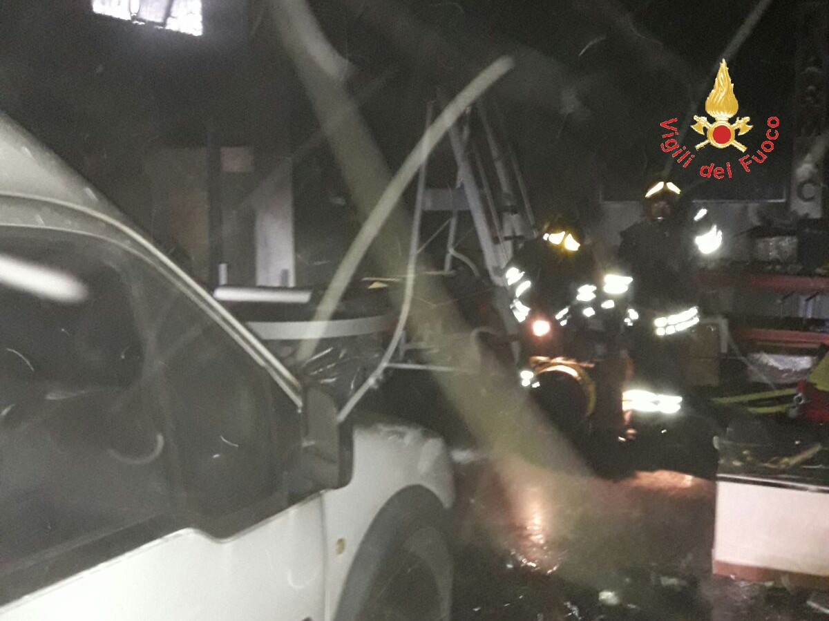 Lamezia Terme (CZ) - Incendio magazzino della ditta Illumilab