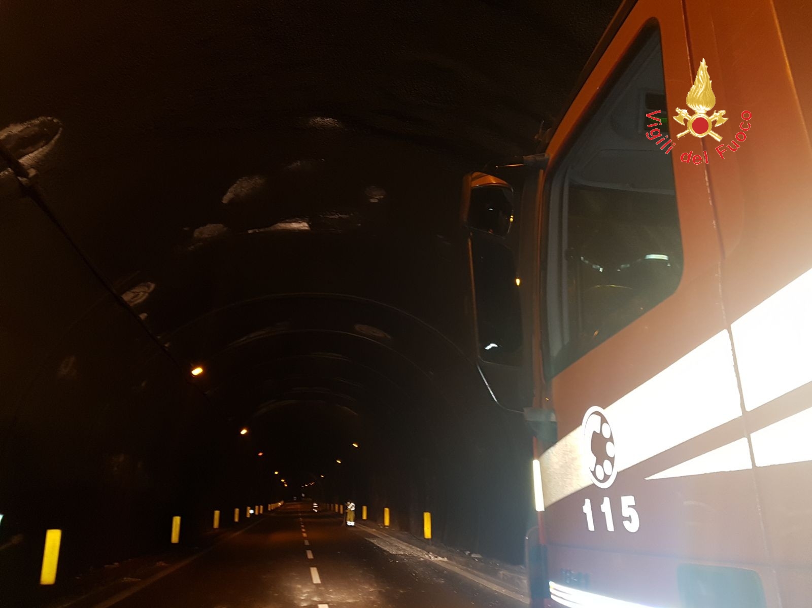 Marcellinara (CZ) - Cade un pezzo di intonaco nella galleria della statale 280