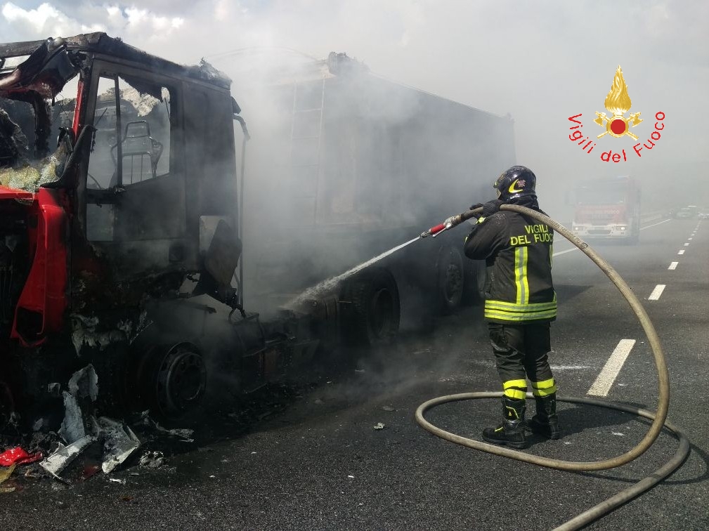 Tir incendiato a Catanzaro vicino alla Cittadella regionale (FOTO)