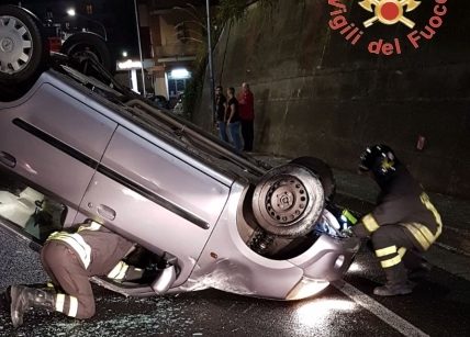 Catanzaro – Auto ribaltata su Viale De Filippis, intervengono vigili del fuoco