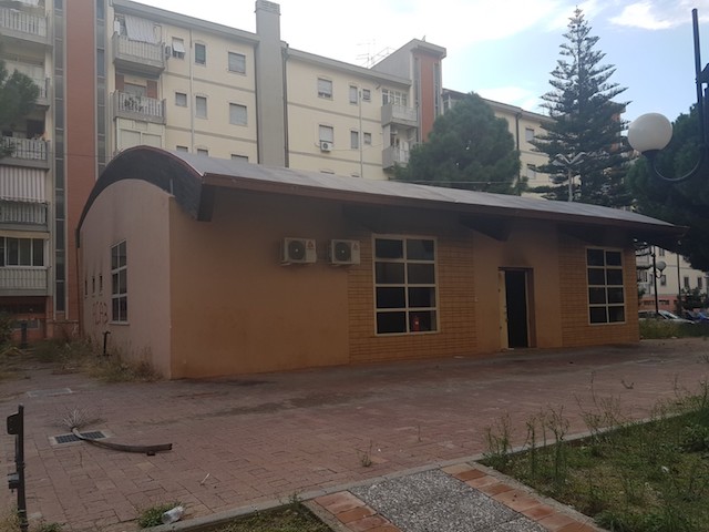 Reggio Calabria – In fiamme l’ex emeroteca di via Palmi (FOTO)