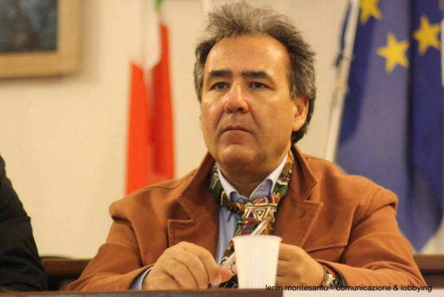 No al nuovo tracciato della Statale 106, sindaco si incatena nel Cosentino