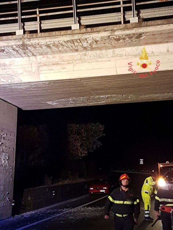 Cadono parti di intonaco, chiusa statale 280 dei Due mari