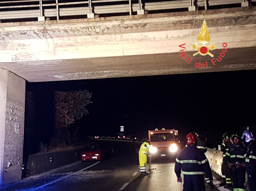 Cadono parti di intonaco, chiusa statale 280 dei Due mari