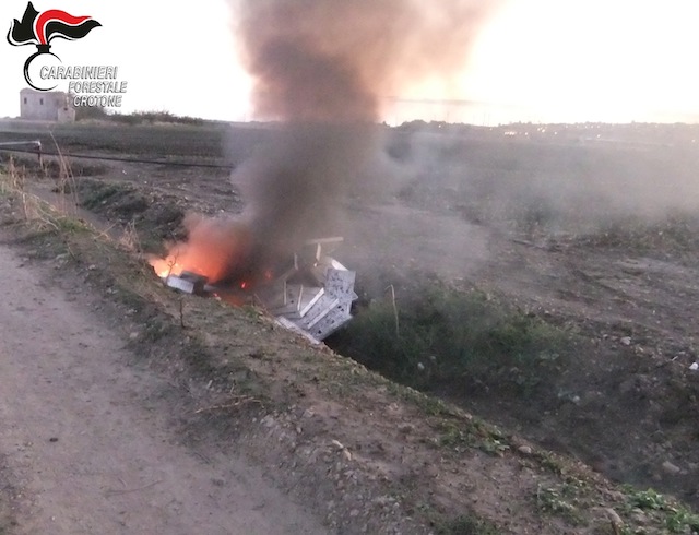Crotone – Bruciava rifiuti speciali e tossici nel suo fondo agricolo, una denuncia