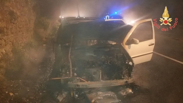 Auto in fiamme all’ingresso di Borgia – Illesa la proprietaria