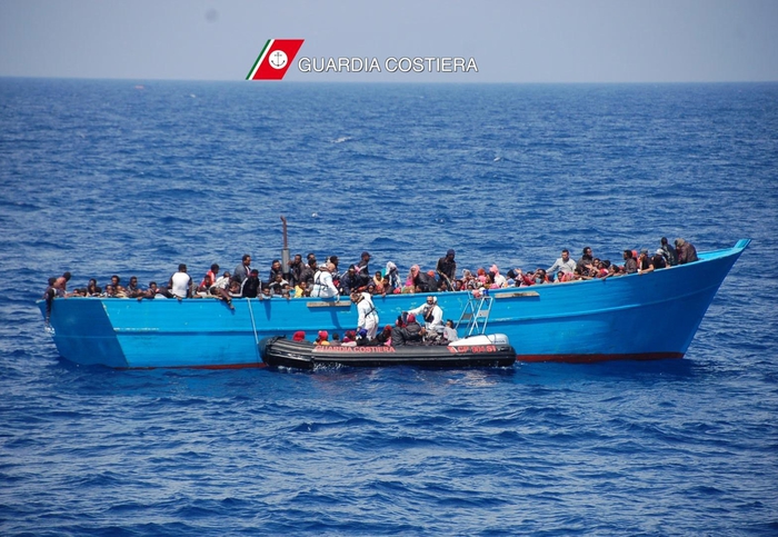 Migranti: soccorse 33 persone su barcone a Crotone