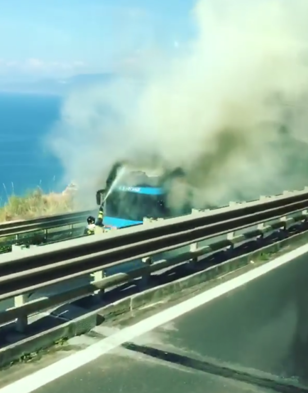 Pullman linea con studenti in fiamme su A2, nessun ferito