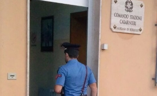 Violenta la moglie davanti ai figli minori, arrestato 26enne