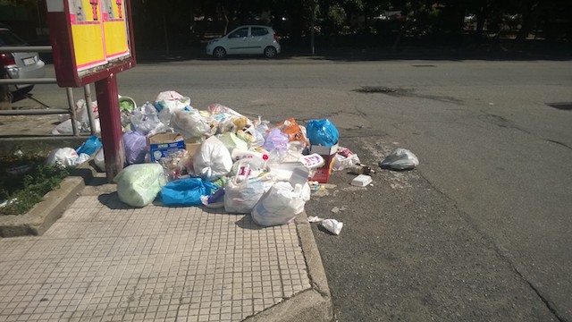 Reggio Calabria – Spazzatura davanti scuola, la denuncia dei genitori