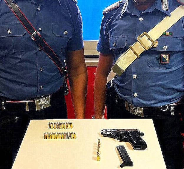 Reggio Calabria – Pistola e cartucce nascoste in un panno sul terrazzo, in manette