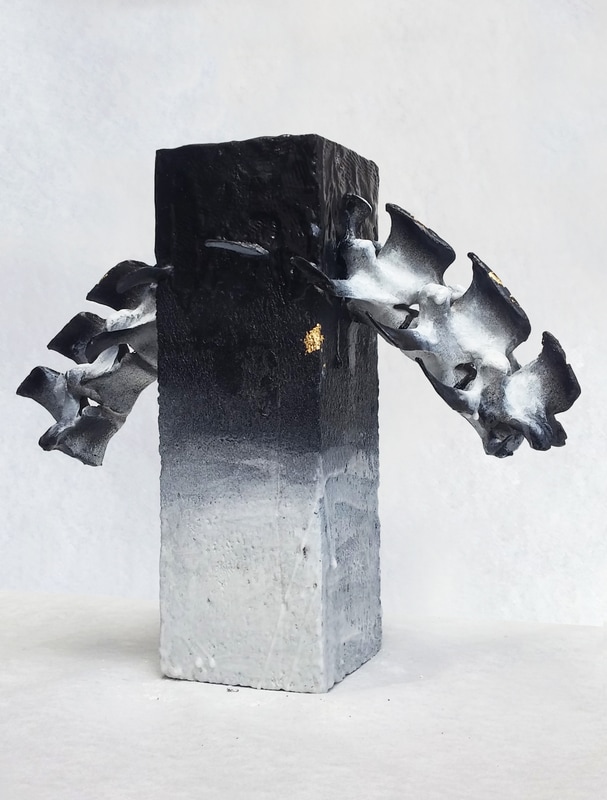 Fla/esh-transito-transitorio-2017-24x28x11-vertebre-pietra-pomice-bitume-cera-foglia-oro_orig