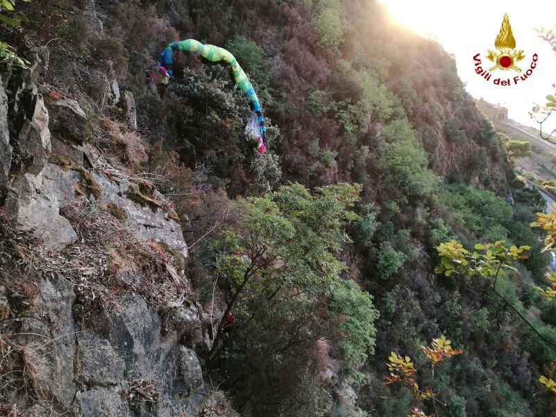 Bagnara (Rc): precipita col parapendio, lo salvano i Vigili del Fuoco (FOTO)