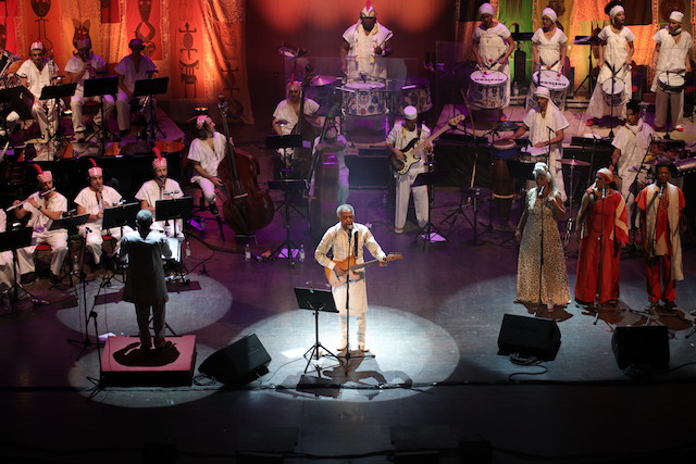 Gilberto Gil, tra musica colta e tradizione. Grande successo del suo show al Cilea