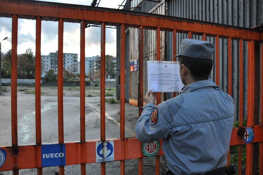Bruciano rifiuti illegalmente, sequestrata area edificabile a Cosenza