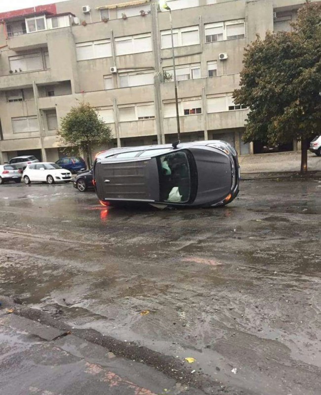 Nubifragio a Reggio Calabria, auto si ribalta, allagamenti e disagi