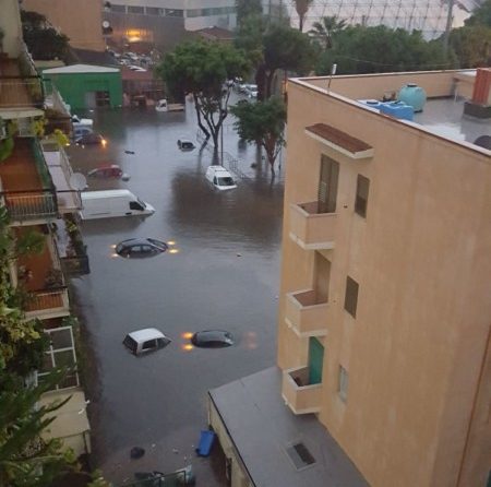 Nubifragio a Reggio Calabria, auto si ribalta, allagamenti e disagi (FOTO)