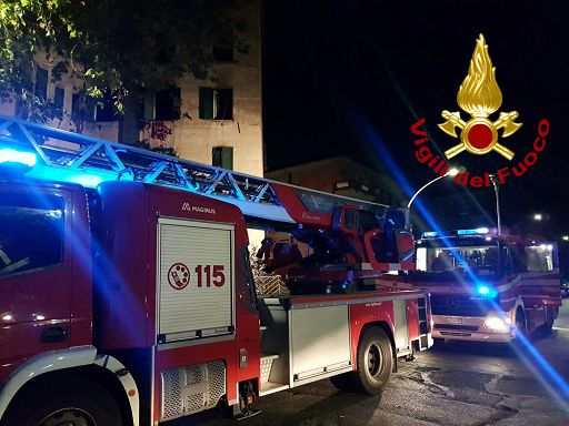 Fiammata per fuga di gas in abitazione