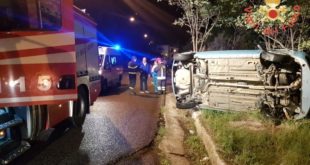 Soverato auto si ribalta sulla via Panoramica, due ragazze ferite