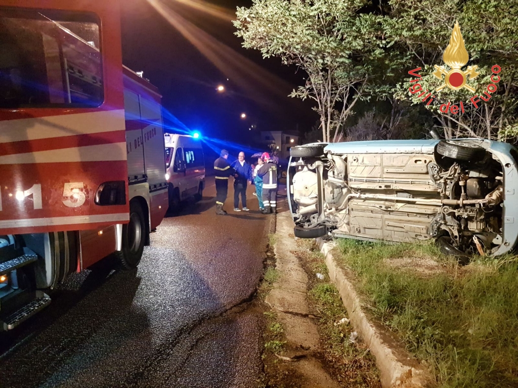 Soverato auto si ribalta sulla via Panoramica, due ragazze ferite