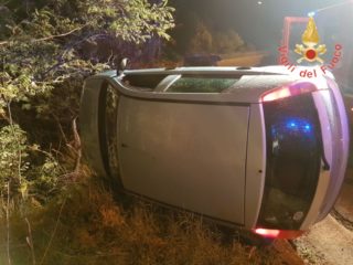 Soverato auto si ribalta sulla via Panoramica, due ragazze ferite