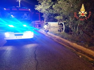 Soverato auto si ribalta sulla via Panoramica, due ragazze ferite