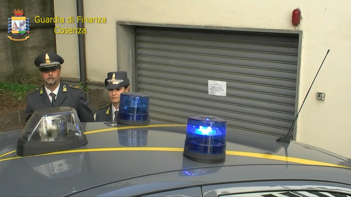 Appalti “spezzatino” del comune di Cosenza – Misure cautelari reali e personali