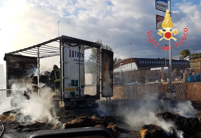 Incendio di un automezzo carico di fieno sulla SS 106 nel comune di Sersale.