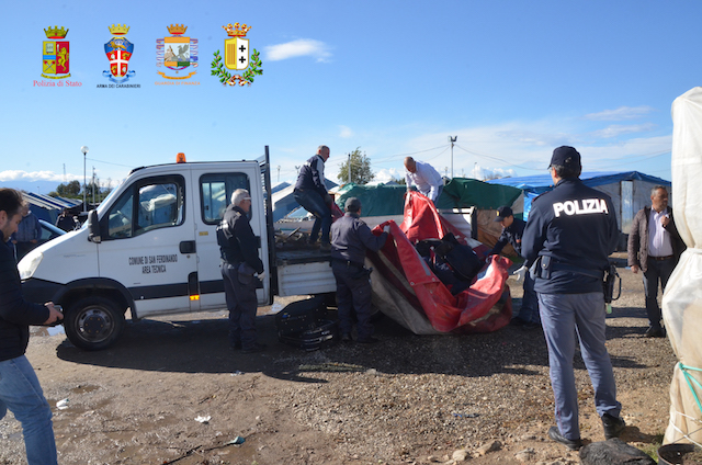 Al setaccio vecchia tendopoli di San Ferdinando (FOTO)