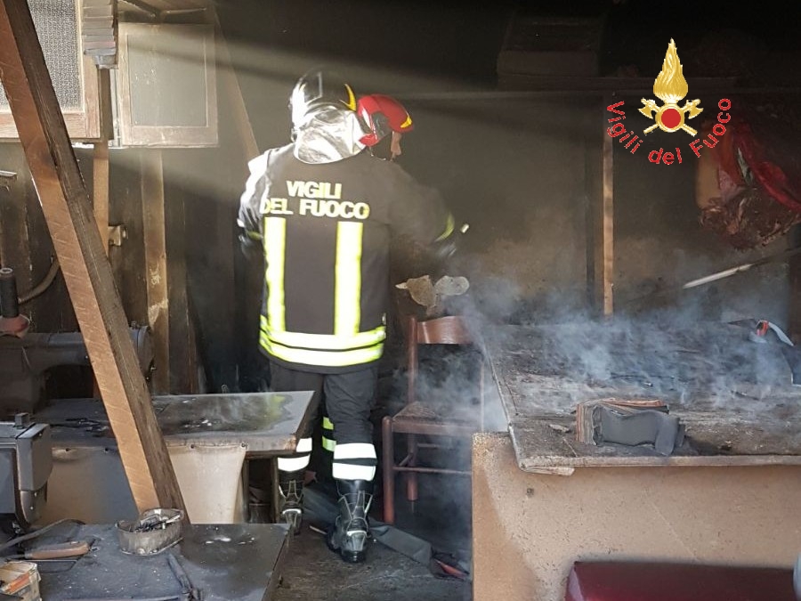 Incendio in magazzino a Catanzaro, indagini su cause