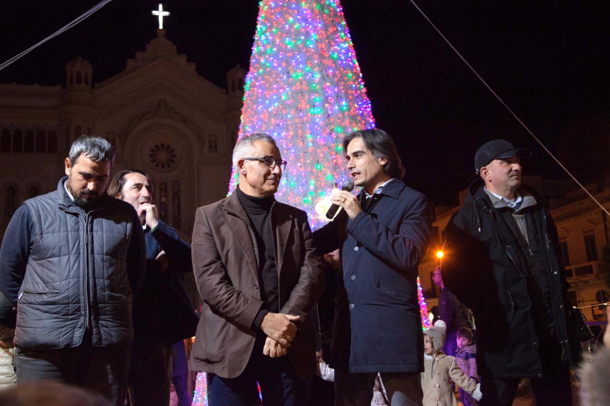 accensione albero luci