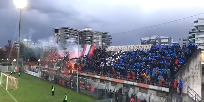 (VIDEO) 2000 tifosi del Cosenza a Rende, ma lo spettacolo resta sugli spalti