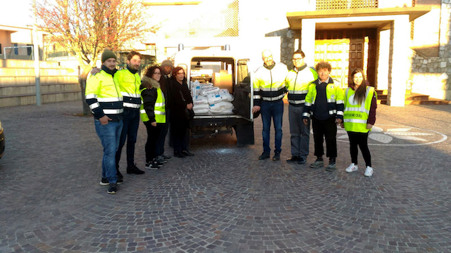 Reggio Calabria – Protezione Civile consegna sacchi di sale antigelo a Santa Venere