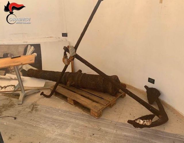 Crotone – Occupa abusivamente i bagni dell’ex liceo Gravina e ci nasconde armi e droga